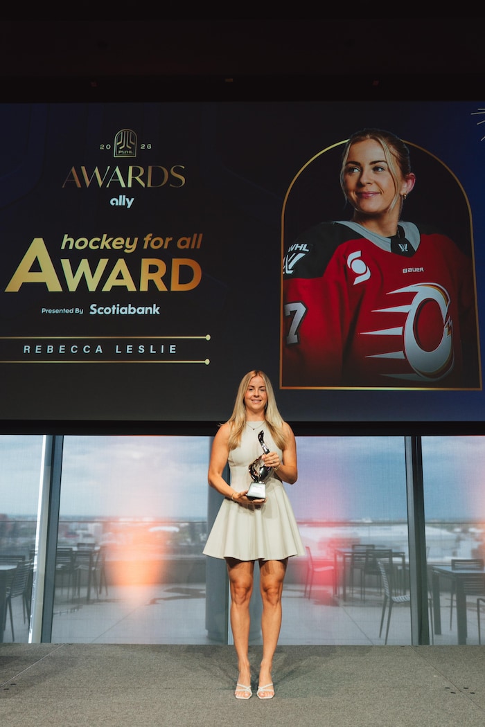 Rebecca Leslie pose avec son prix.