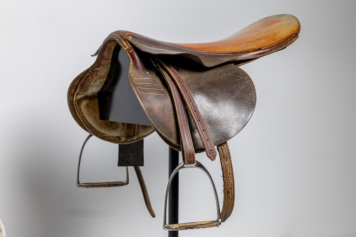 Selle de course hippique, en cuir, brun. Le dessus est orangé.