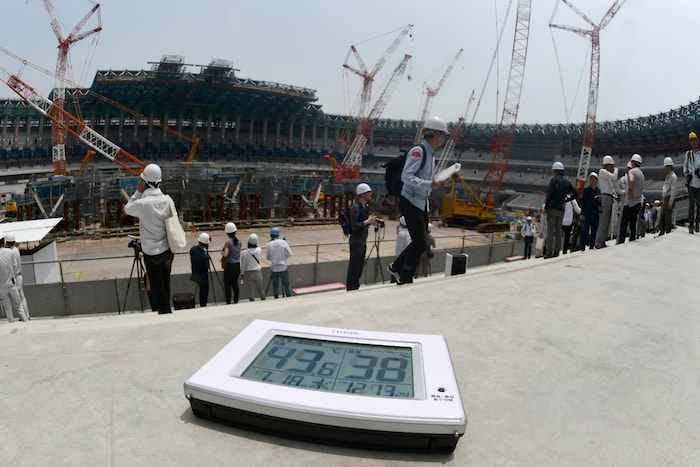Un thermomètre montre la température (43,6 degrés Celcius) qui règne sur le chantier de construction du nouveau stade olympique national de Tokyo, en juillet dernier.