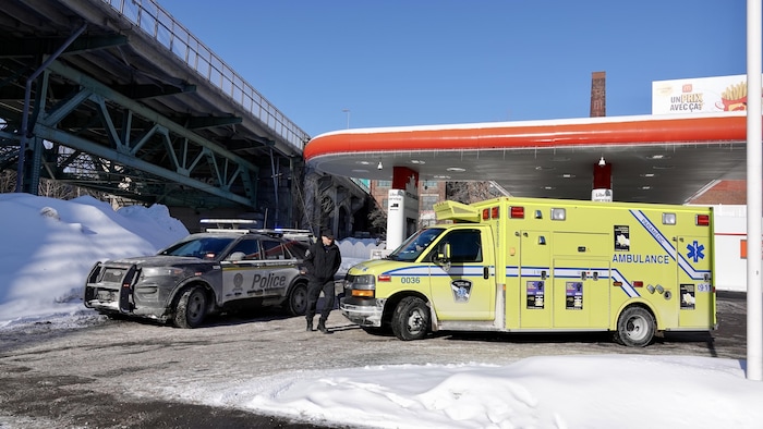 Policiers et ambulanciers sur la scène.