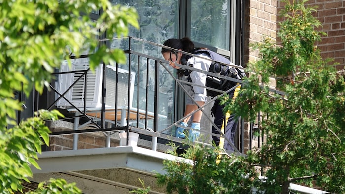 Une agente de la GRC inspecte les lieux.