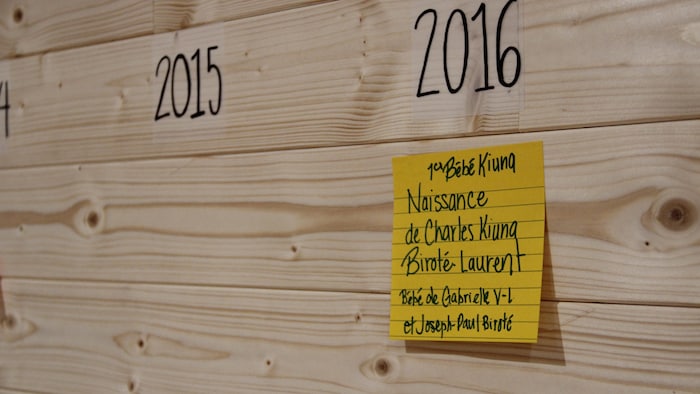 Un post-it qui mentionne l'enfant de Gabrielle comme étant le premier bébé Kiuna.