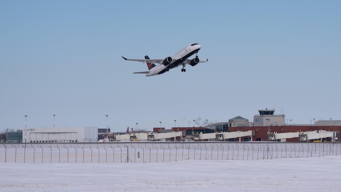 Un avion décolle de l'aéroport de Regina.