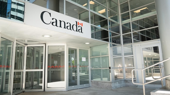 مدخل المبنى الذي تقع فيه المحكمة الفدرالية في أوتاوا ومكتوب عليه ’’كندا‘‘.