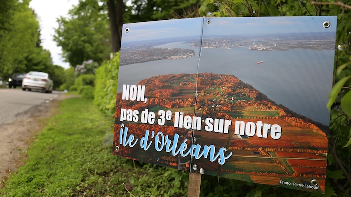 Une pancarte avec la mention « non au 3e lien » sur l'île d'Orléans.