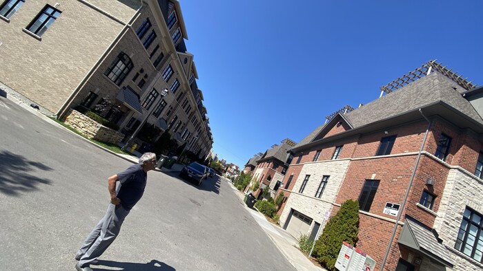 Le Chilien Patricio Bascuñán au coin de la petite rue Salvador Allende Court de Toronto.