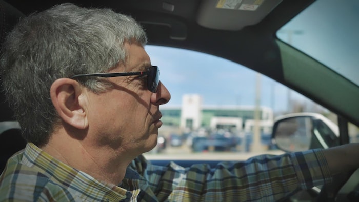 Paul Isabelle qui roule devant lad concessionnaire Ste-Foy Toyota.