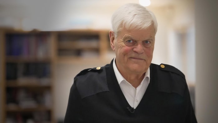 Le capitaine Jourdain regarde la caméra.