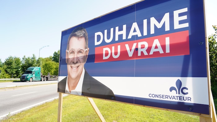 Une grande affiche du Parti conservateur.