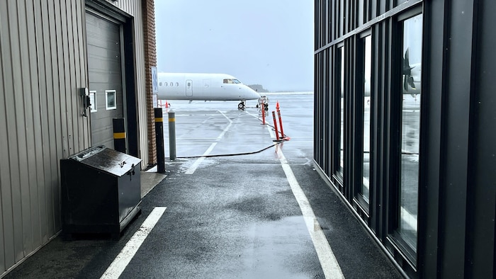 Un avion sur le tarmac à l'aéroport de Mont-Joli.