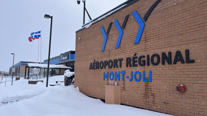 Une photo de l'aéroport régional de Mont-Joli, en hiver.