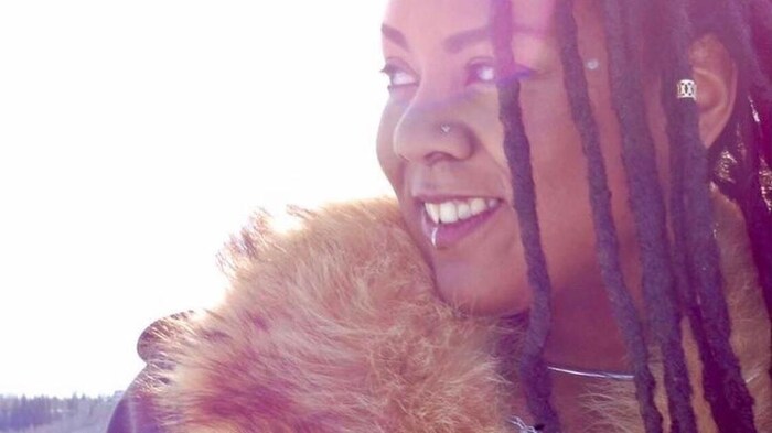 Une femme afro-latino-canadienne, Ruby Smith Díaz sourit  de profil.
