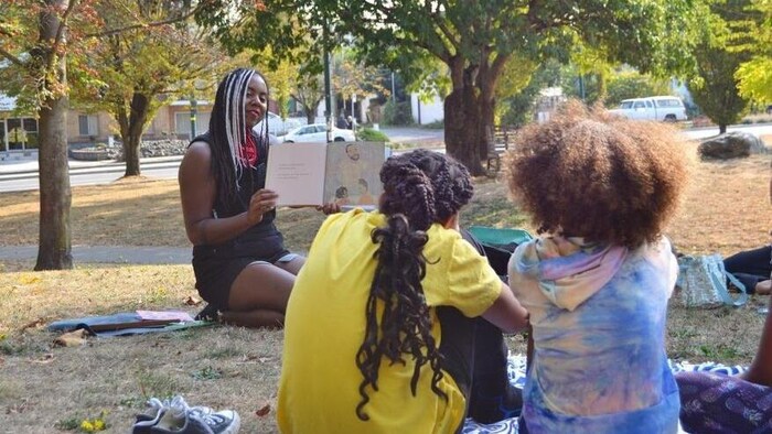 Ruby Smith Diaz lors d'un de ses ateliers d'afrofuturisme avec des élèves du secondaire, à Vancouver, Colombie-Britannique. 