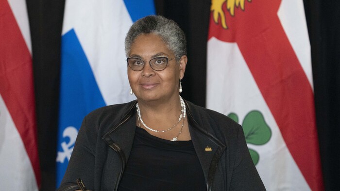 Dominique Ollivier signant le Livre d'or de la Ville de Montréal au moment de son assermentation comme présidente du comité exécutif.