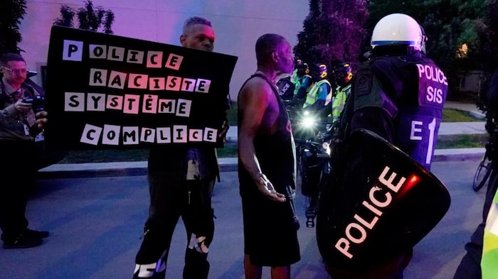 Des policiers et des manifestants.