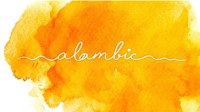 Une tache de couleur jaune sur laquelle le mot Alambic est inscrit en lettres attachées. Il s'agit du logotype du projet Alambic. 