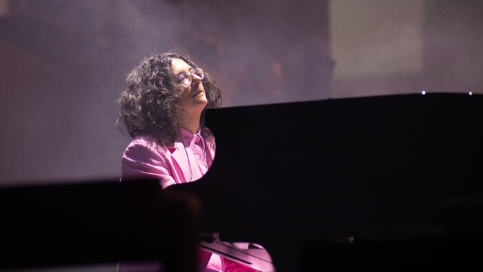 Une femme joue du piano.