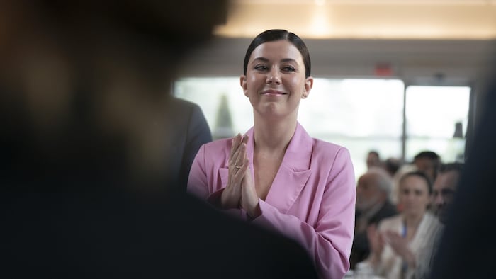 Catherine Fournier, debout, applaudit lors d'une conférence de presse au club de golf Le Parcours du Cerf, à Longueuil, le 9 juin 2025.