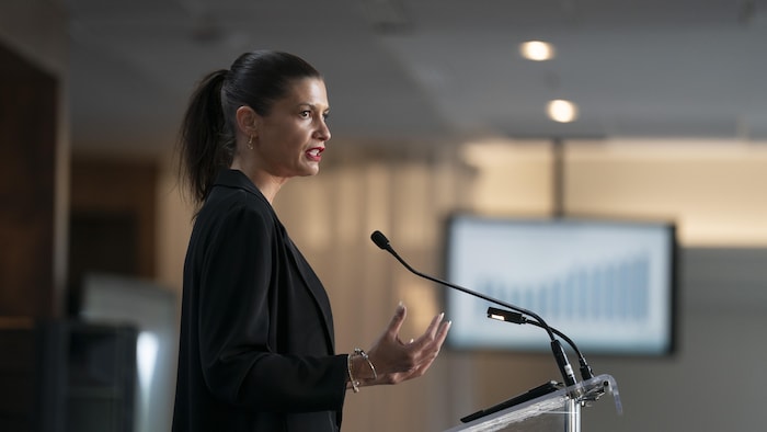 Geneviève Guilbault parle derrière un lutrin lors d'une conférence de presse au club de golf Le Parcours du Cerf, à Longueuil, le 9 juin 2025.