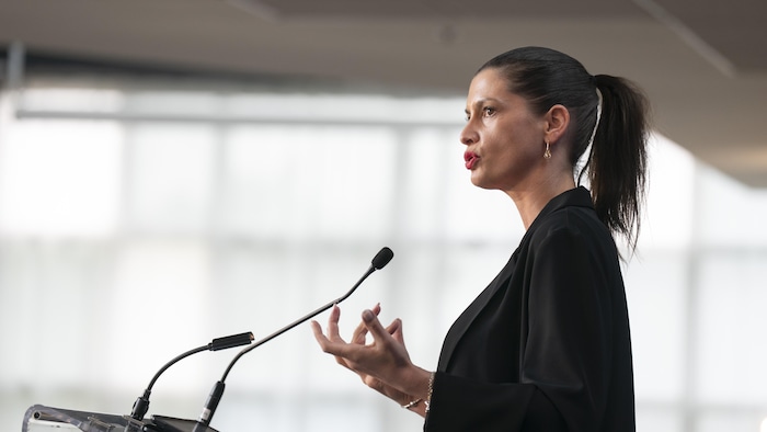 Geneviève Guilbault fait son allocution au podium lors d'une conférence de presse au club de golf Le Parcours du Cerf, à Longueuil, le 9 juin 2025.