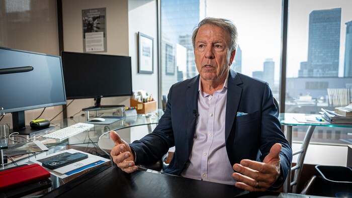Jean Simard, de l’Association de l’aluminium du Canada, assis dans un bureau.