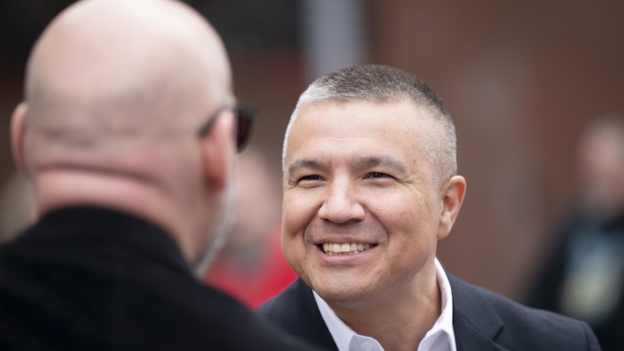 Un homme souriant