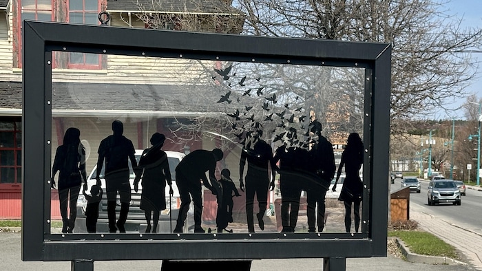 Le monument qui a été installé au centre-ville d'Amqui, pour commémorer les victimes de l'attaque du 13 mars 2023