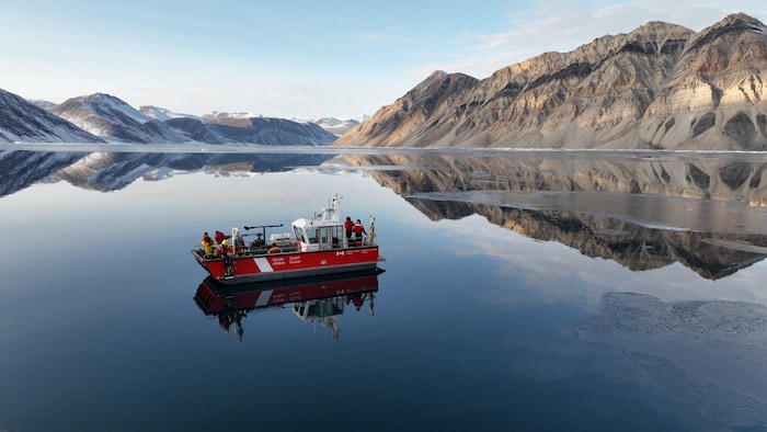 Une embarcation flottant sur des eaux calmes dans un fjord