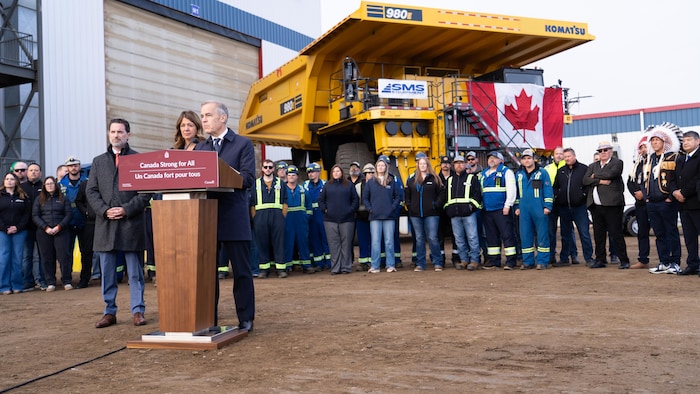 Allocution de Mark Carney sur un site de construction.