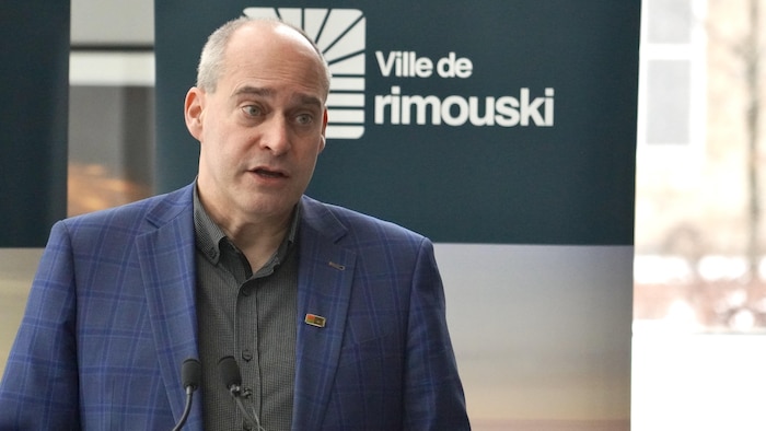 Guy Caron, en conférence de presse.