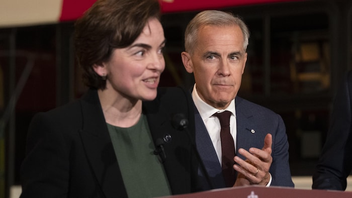 Les premiers ministres Christine Fréchette et Mark Carney lors de l'annonce d'ententes majeures en matière d’infrastructures.