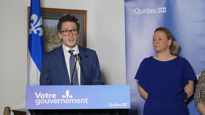 Le ministre Benoit Charette parle et Maïté Blanchette Vézina se trouve à ses côtés.