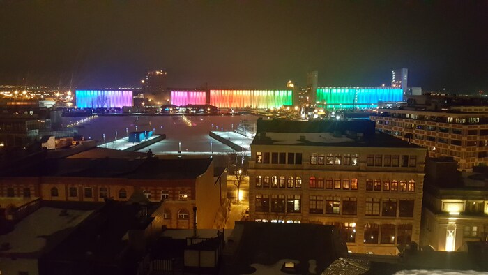 Les silos du bassin Louise au port de Québec illuminés aux couleurs de l'arc-en-ciel le jeudi 26 mars 2020
