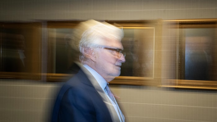 Gilbert Rozon quitte la salle d'audience après avoir témoigné pour la première fois, le 5 juin 2025.