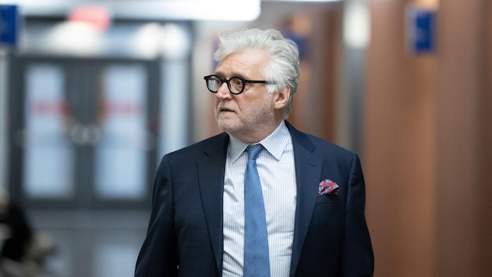 Gilbert Rozon quitte la salle d'audience après avoir témoigné pour la première fois, le 5 juin 2025, au palais de justice de Montréal.