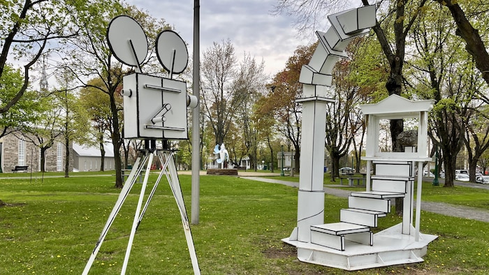 Une œuvre dans un parc.