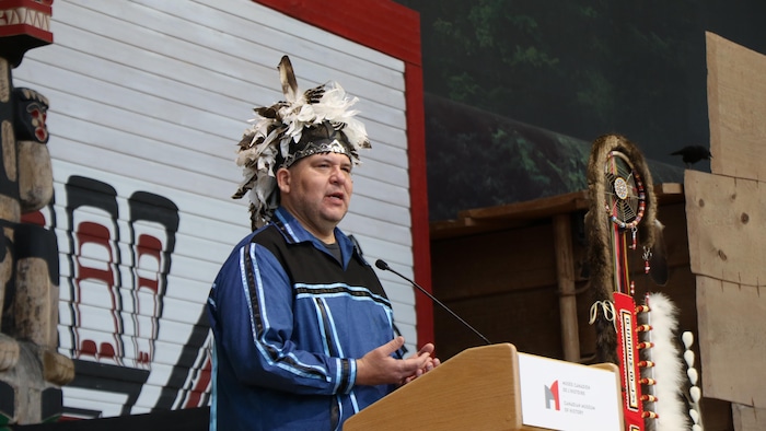 Le grand chef d’Akwesasne, Leonard Lazore prend la parole.