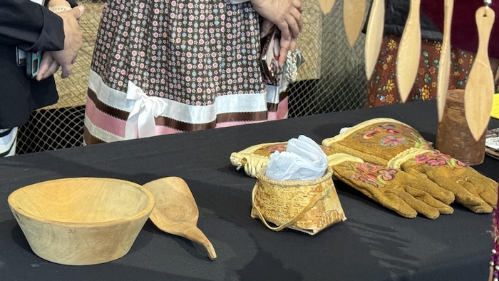 Des gants et d'autres artefacts rapatriés du Vatican.