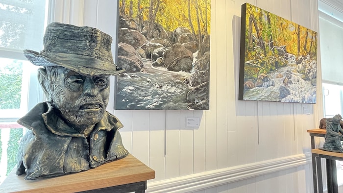 Un buste à l'effigie de l'artiste Marcel Gagnon.
