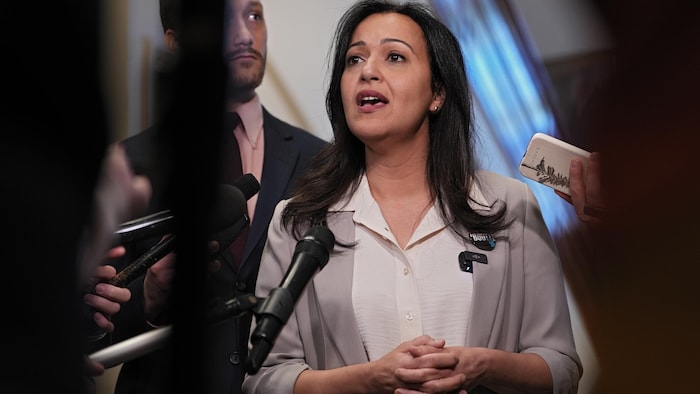 La co-porte-parole de Québec solidaire, Ruba Ghazal, en point de presse à l'Assemblée nationale.
