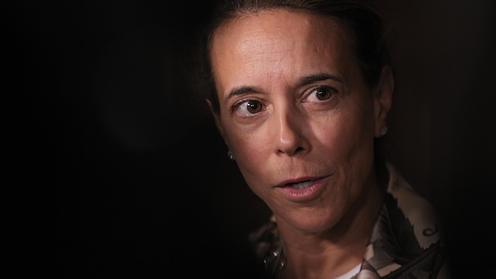 France-Élaine Duranceau répond aux questions des journalistes lors d’une mêlée de presse dans les couloirs de l’Assemblée nationale.
