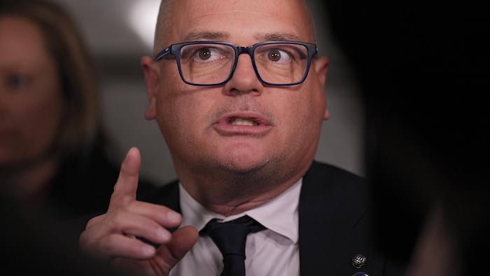 Le ministre des Transports, Jonatan Julien, lors d'une mêlée de presse.