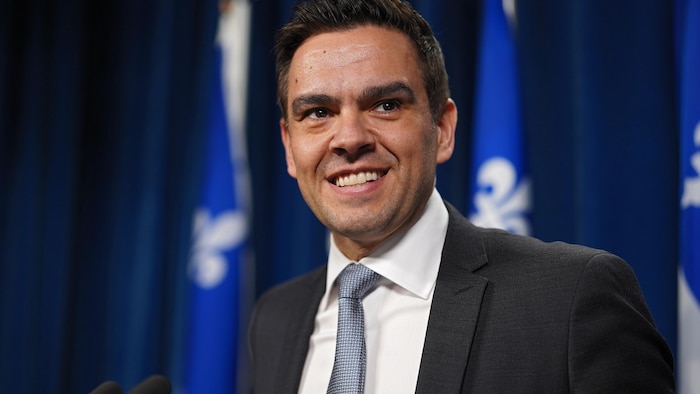 Un homme en gros plan.