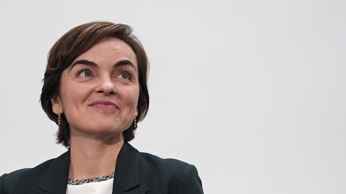 Christine Fréchette regarde vers le haut en souriant.