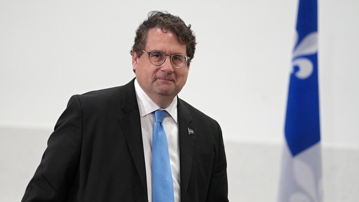 Bernard Drainville, souriant, lors de son assermentation.