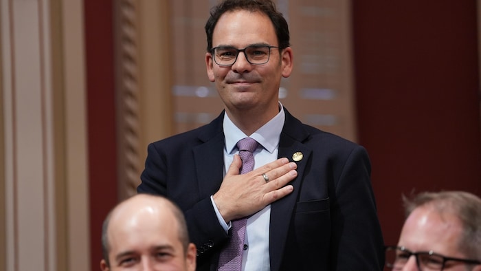 Un homme lors de son assermentation au parlement.