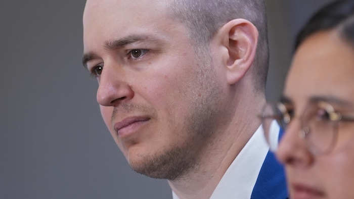 Alexandre Leduc lors du bilan de la session parlementaire de son parti le 12 juin 2026.