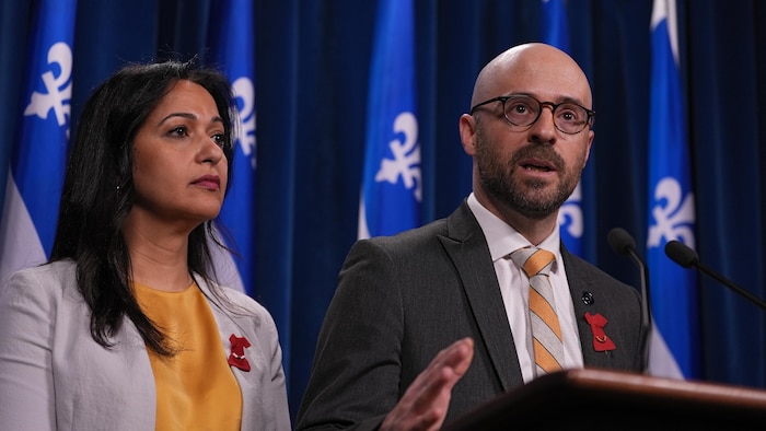 Deux personnes faisant un discours.