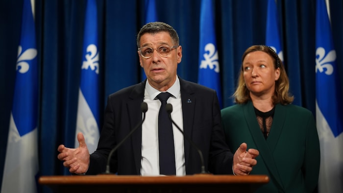Deux personnes en conférence de presse.
