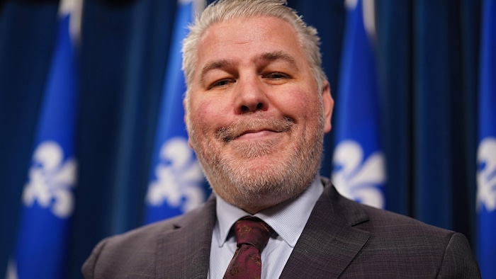 Pascal Bérubé devant des drapeaux Québécois.